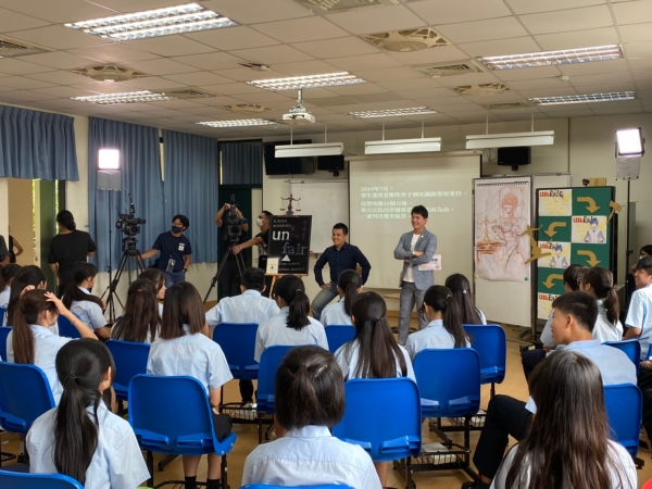 知名主持人謝哲青先生返校和學弟妹錄製青春愛讀書節目的顯示圖片
